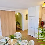 Beautiful 4 Bedroom With Private Jacuzzi Διαμέρισμα