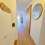 Beautiful 4 Bedroom With Private Jacuzzi Διαμέρισμα *