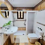 Beautiful 4 Bedroom With Private Jacuzzi Διαμέρισμα *