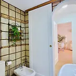 Beautiful 4 Bedroom With Private Jacuzzi Διαμέρισμα *
