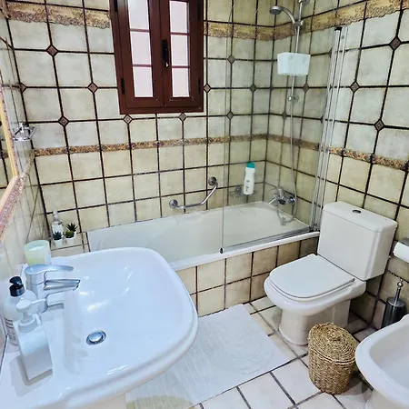 Beautiful 4 Bedroom With Private Jacuzzi