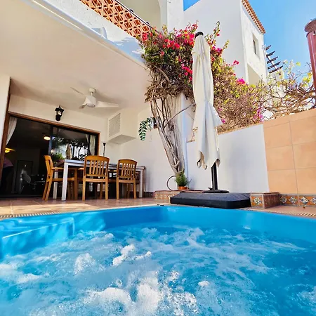 Daire Beautiful 4 Bedroom With Private Jacuzzi